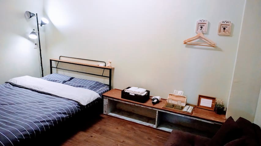 離火車站和客運站步行10分鐘,位於赤崁樓，屈臣氏附近,到各景點都很便利(三樓內)