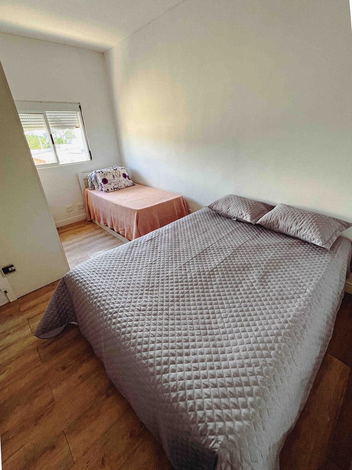 חדר עם מיטה זוגית אחת 
1 מיטת יחיד זוגית 

1 מזגן 
1 מאוורר תקרה