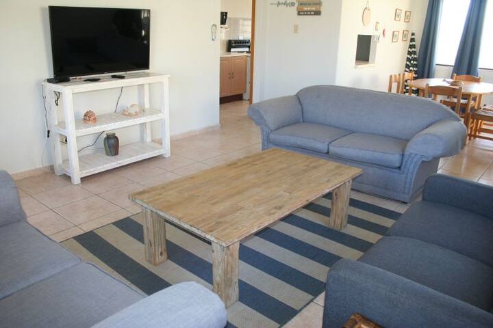 3 Bedroom Cottage Large – Sleeps 6 – C69 gallery image 4