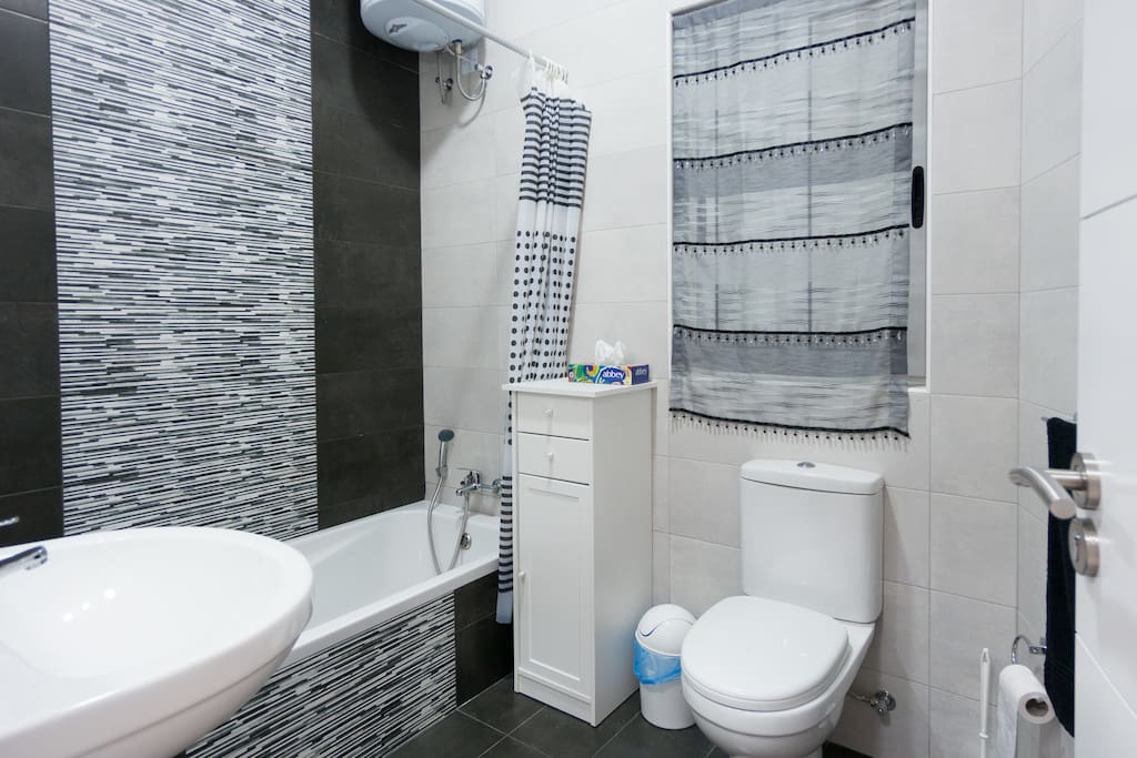 The main bathroom with bath