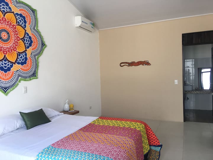 Втора спалня с двойно легло, климатик и самостоятелна баня. 