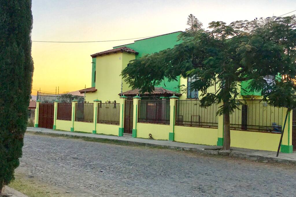Frente de casa y entrada principal.