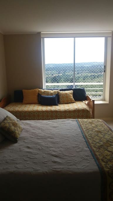 habitación matrimonial con cama adicional