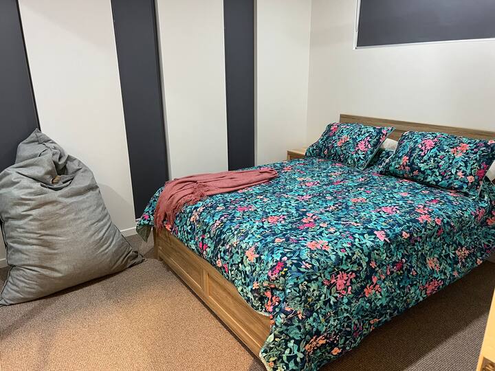 Chambre. Lit Queen Size, placards avec portes en miroir.
Climatiseur et ventilateur au plafond, fenêtres teintées pour bloquer le soleil.