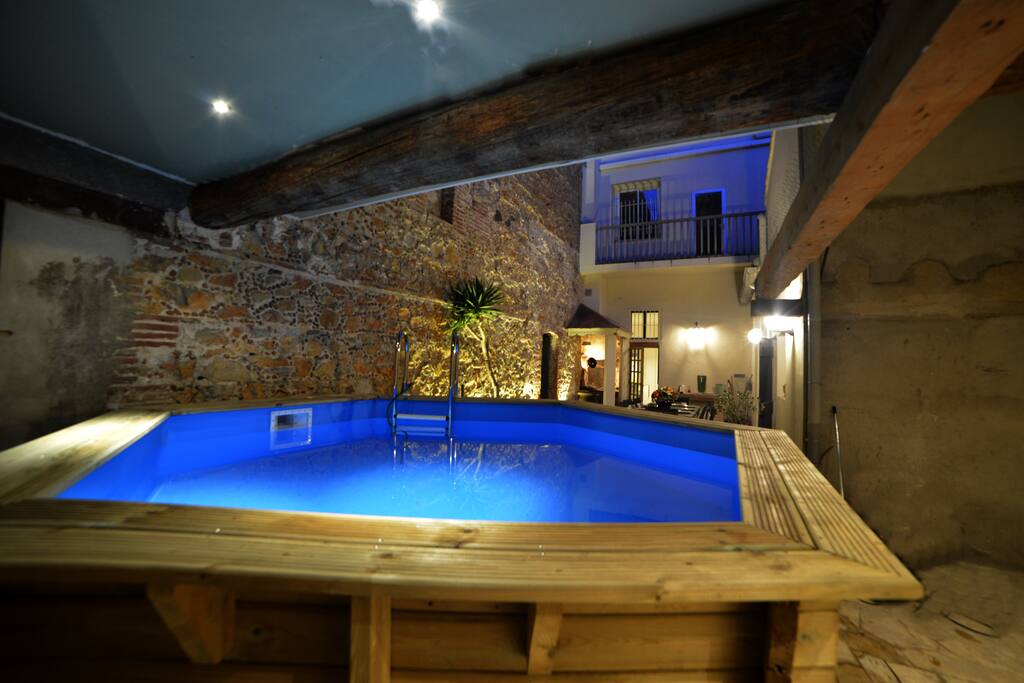 Le patio et la piscine, la nuit