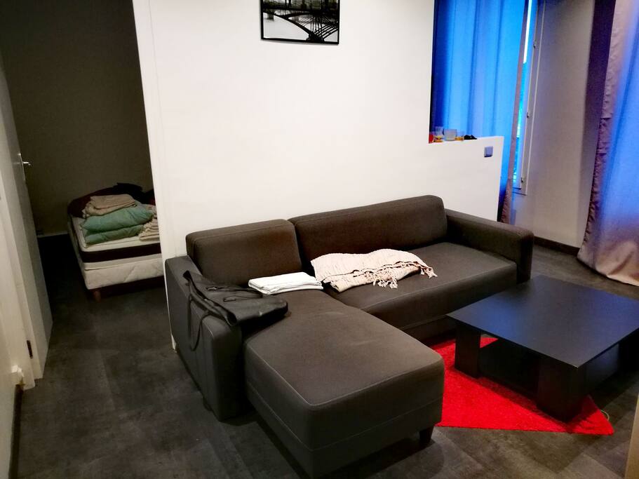 Salon avec table basse.