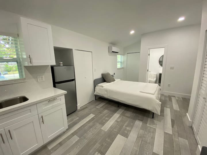 Newly Renovated Studio Close To The Beach - Dania Beach, FL