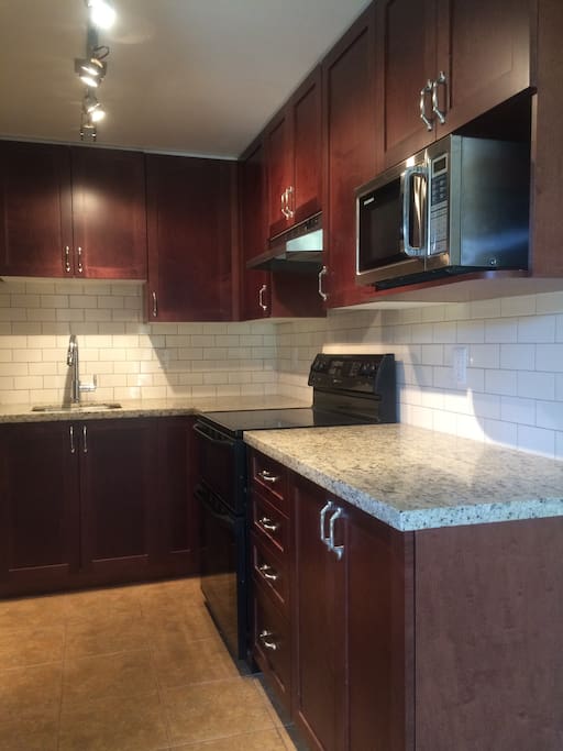 kitchen with granite counter top 厨房:大理石台面