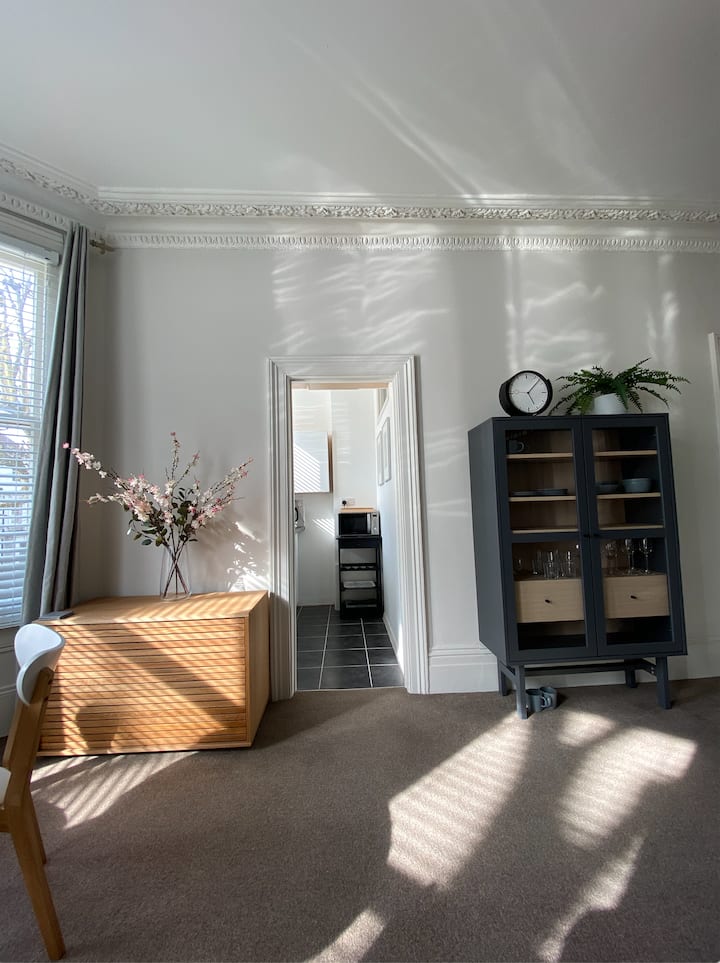 Spacious First Floor Studio Flat In Central Hove - Hove