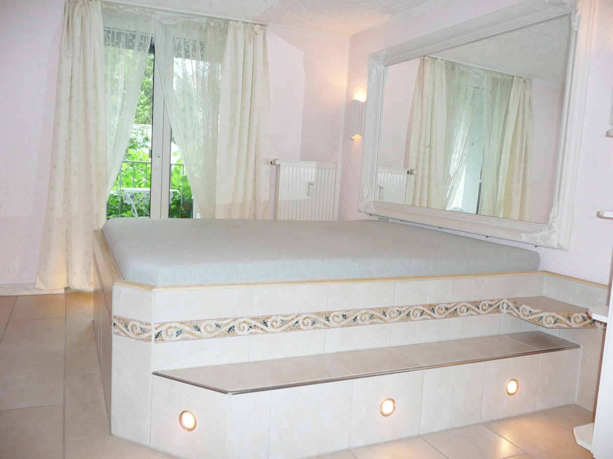 Скалите во спалната соба до балконот