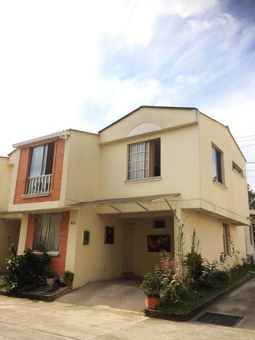 Casa en conjunto cerrado con vigilancia las 24 horas y ambiente de hogar.