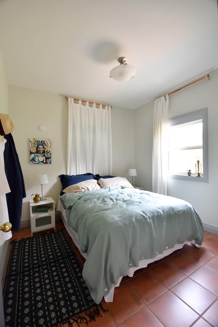 Dormitorio doble tamaño queen.