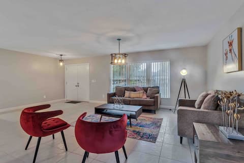 Popular Airbnb listing: Cozy 3-bedroom home 4-min from Universal Studios in Kirkman South