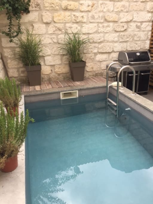 Patio intérieur et sa piscine