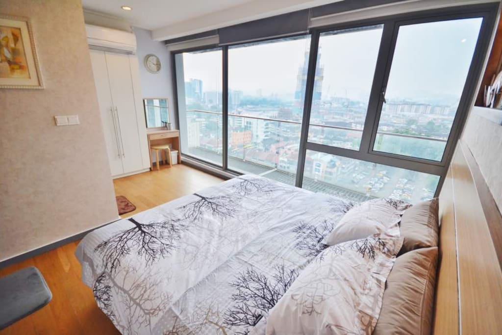 Room 1 with unblocked view