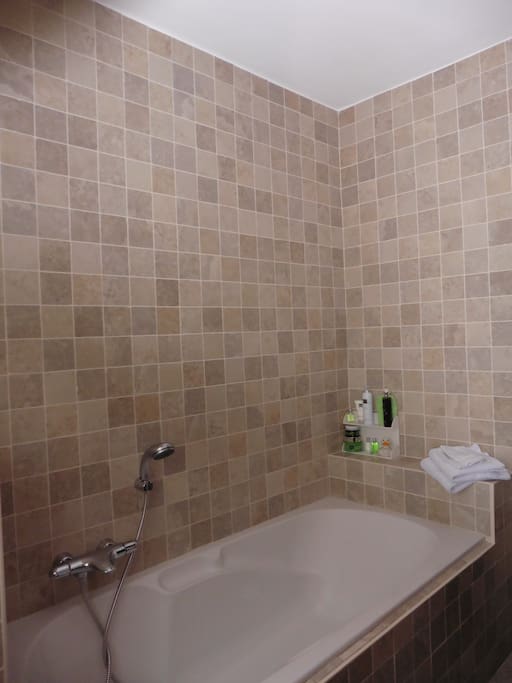 Geïntegreerde badkamer met bad en 2 lavabo's