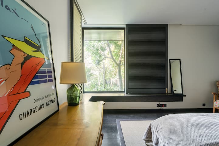 Chic Architectural House Perched on a City Bowl Hillside gallery image 4