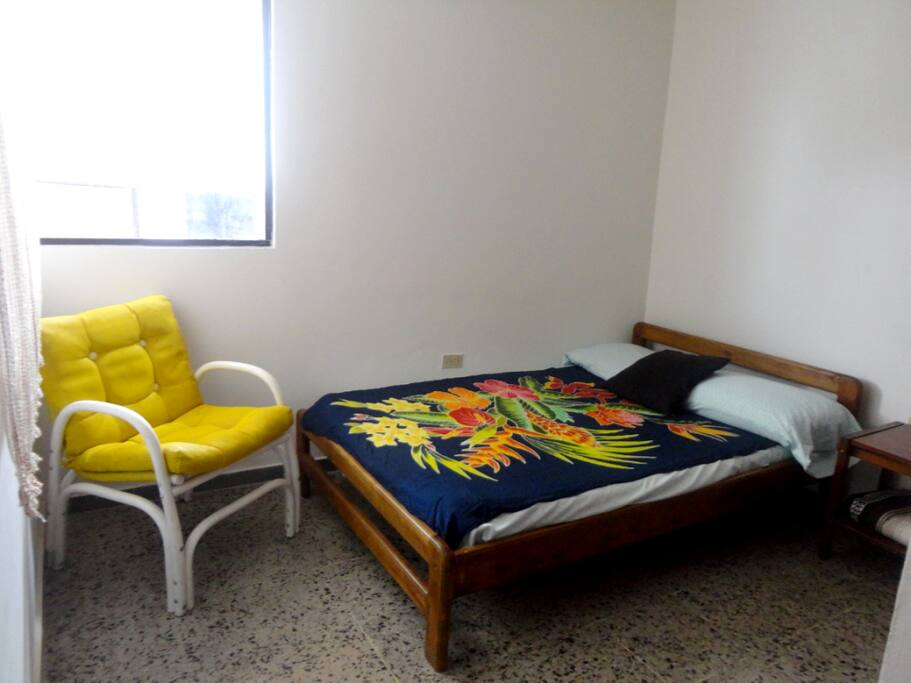 Habitación 1, cama semidoble 1,20mts, con baño privado y armario empotrado.
