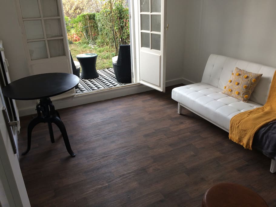 Le salon avec canapé lit