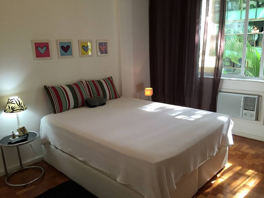 Quarto casal. Cama queen size, luz natural, vento e silêncio.