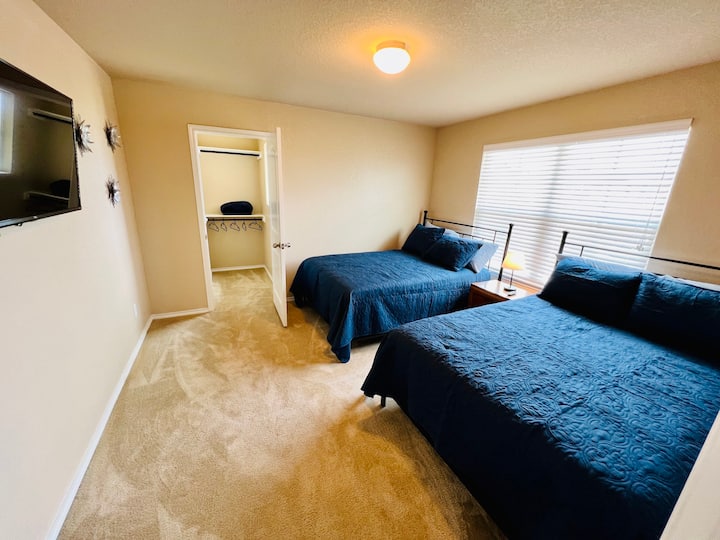 5号卧室（楼上）配备2张双人床、43英寸智能电视和步入式衣橱。