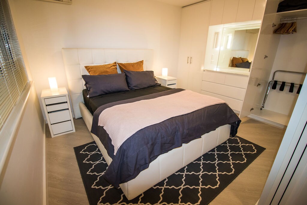 Slaapkamer met queensize bed en voldoende opbergruimte