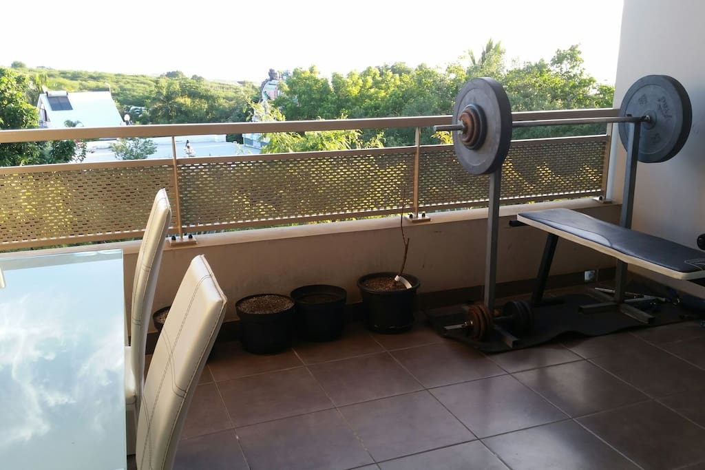 Terrasse vue mer avec grande table et chaises