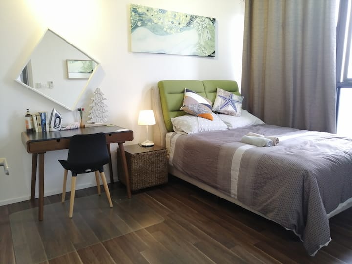 Habitación principal: vestidor/mesa de estudio