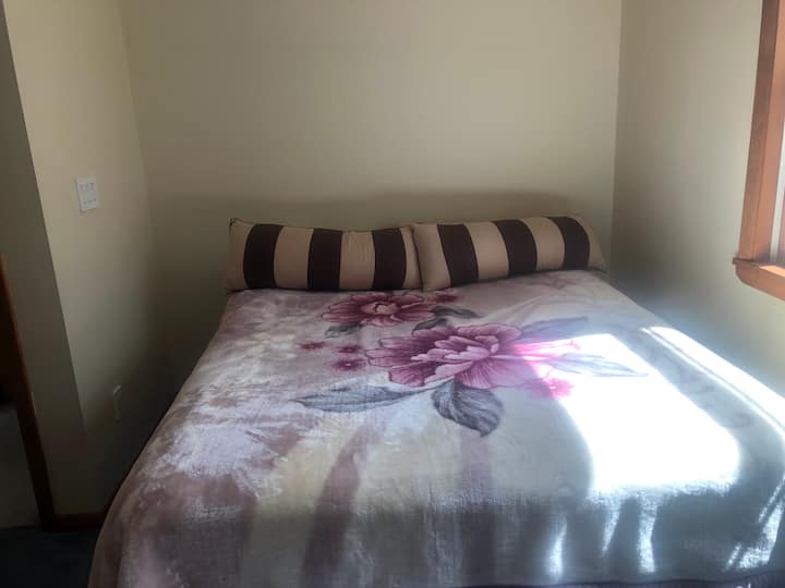 Საძინებელი 2 /საწოლი 152 × 203 სმ .