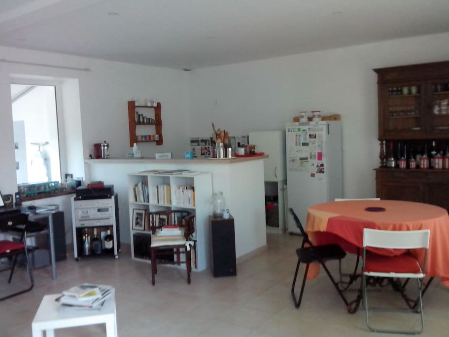 vue sur l'espace cuisine et salle à manger