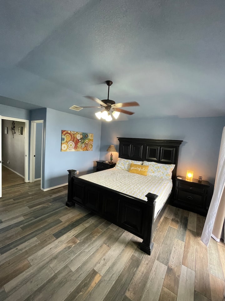 غرفة نوم رئيسية واسعة بسرير كينج!