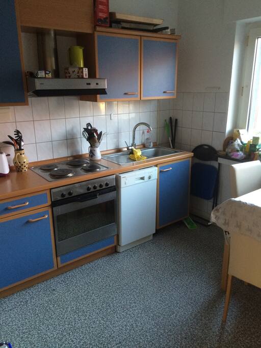 Küche mit Spülmaschine