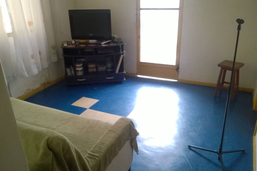 Living Room with a very comfortable floor in yellow and blue colors