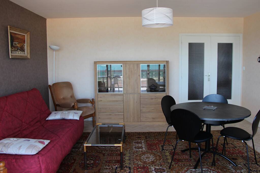 Séjour avec banquette-lit 2 places, vue sur mer