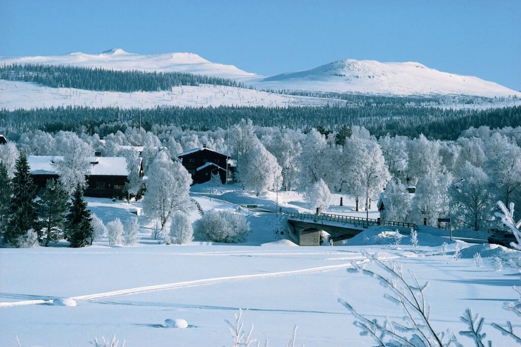 Utsikt över Ljusnedal. Vårt hus ser du till vänster, hotellet ligger till höger.