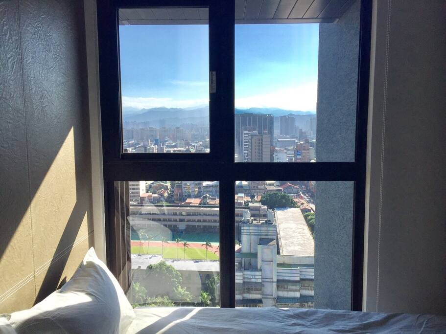 從臥室一看出去的景色。View from our room.