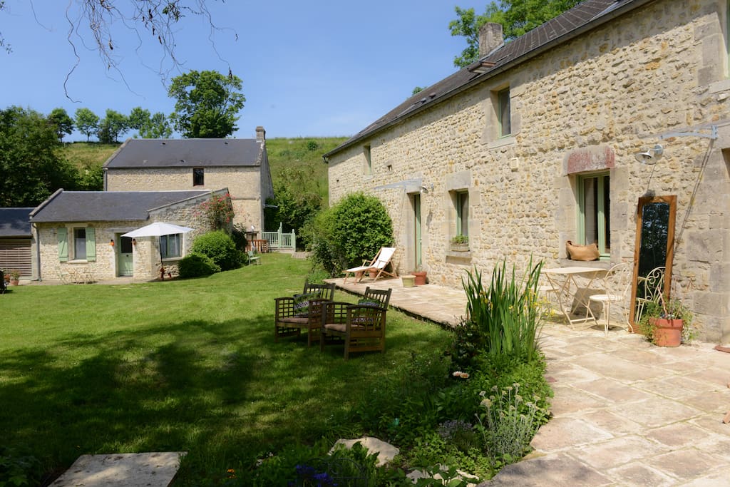 Vu du jardin et des 3 espaces d hébergement du domaine