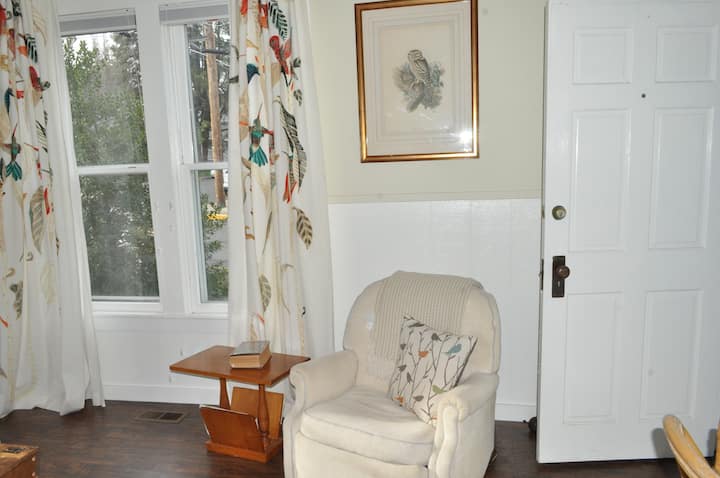Clean, Stylish Apt W/kitchen. Block From Downtown - アシュランド, OR