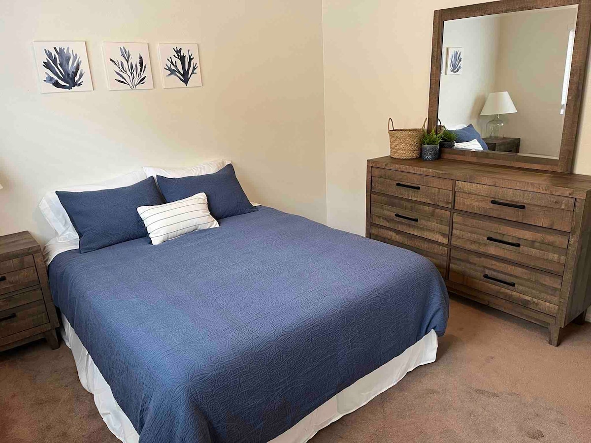 Bungalov na poschodí:  spálňa s manželskou posteľou, komorou, zrkadlom, nočným stolíkom a šatníkom