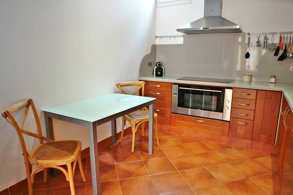 Cocina office equipada con menaje completo