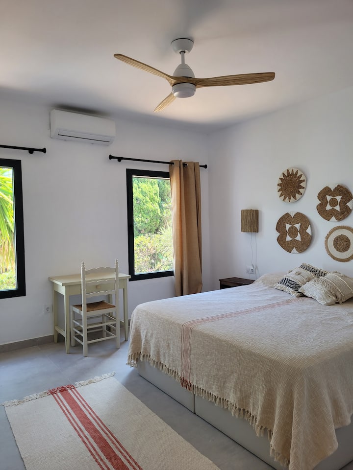 ห้องนอนคู่ที่ชั้นล่างของบ้านหลัก