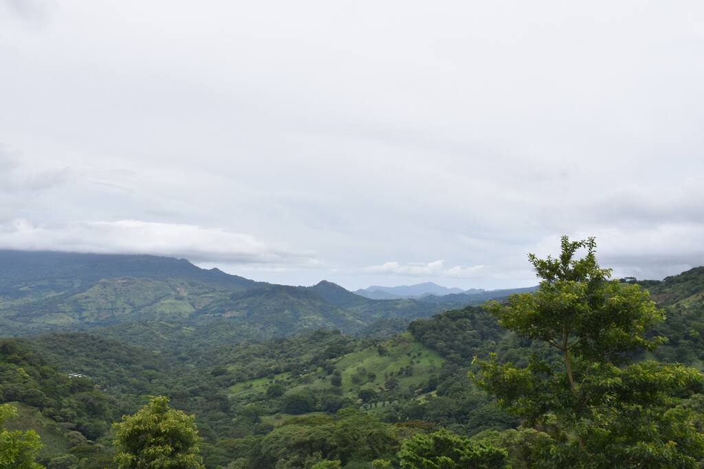La vista del mirador, una caminata de media hora de la casa