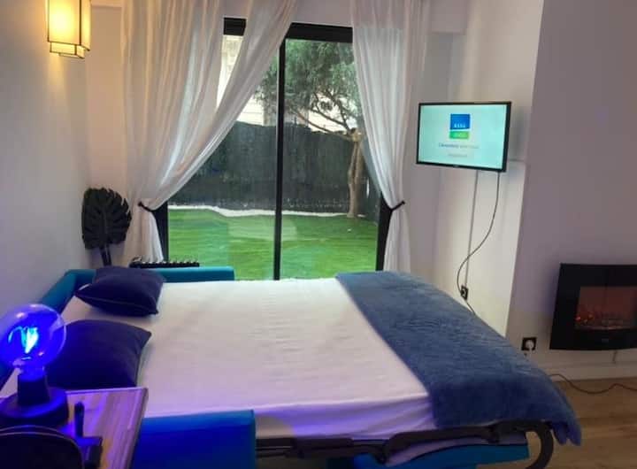 Comodo divano letto! La casa della decappottabile parigina 16 , lampada colorata un blu , una rosa! 