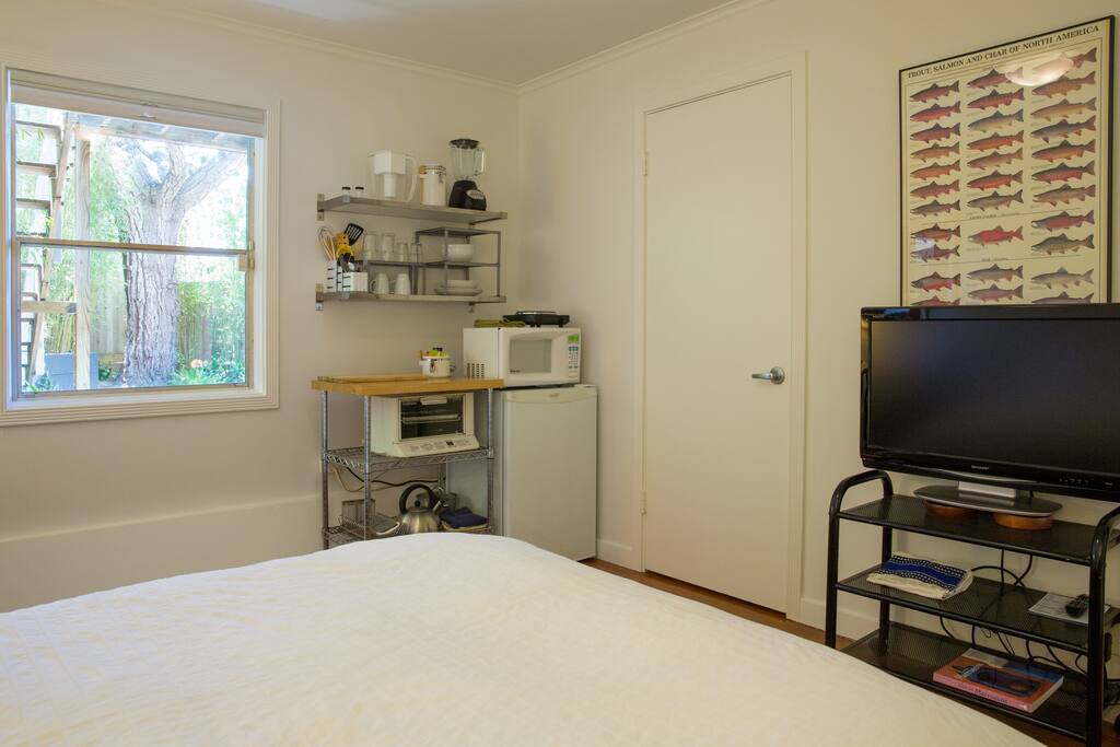 Cable HDTV, and door to bathroom