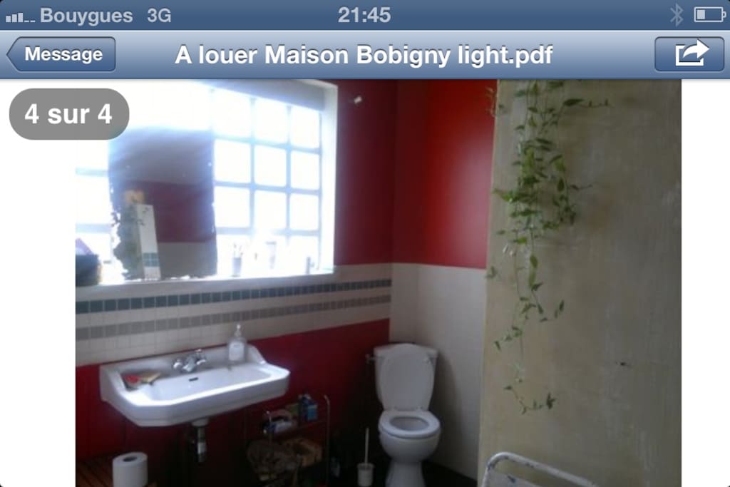 Salle de bains vaste et lumineuse