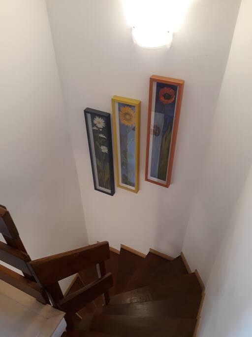 Escadas que dão acesso ao 2° pavimento (aprox. 10 degraus)