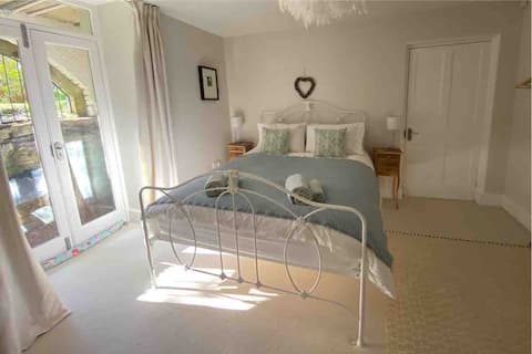 Delightful Grade II apartment - off street parking
