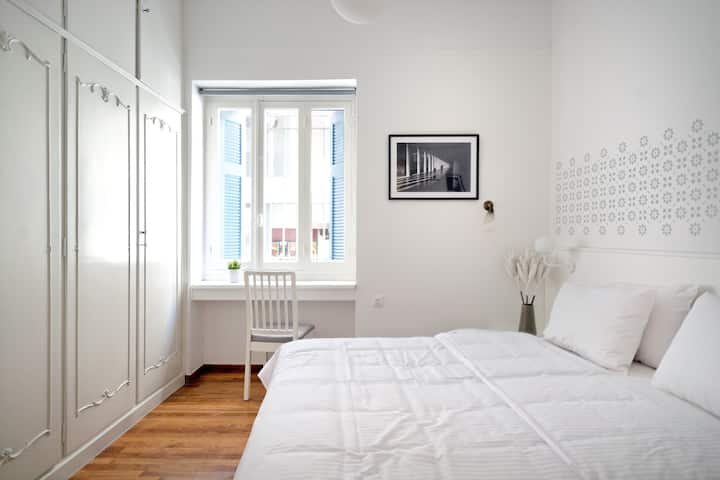 Chumba hiki cha kulala ni angavu, kimepambwa vizuri kwa rangi nyeupe. Kitanda cha ukubwa wa malkia kilicho na ubora bora wa mashuka na taulo kwa kila mgeni, kinachotafuta sehemu bora na ya starehe zaidi na kabati kubwa la nguo ili kutoshea vitu vyako. 