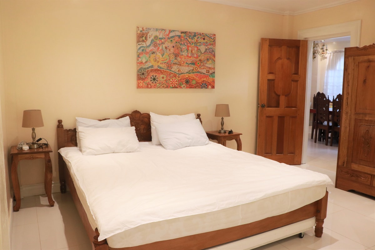 Spálňa 2. Priestranná izba s veľkou manželskou posteľou a rozkladacou posteľou veľkosti Queen. 
Masívny nábytok Nara.