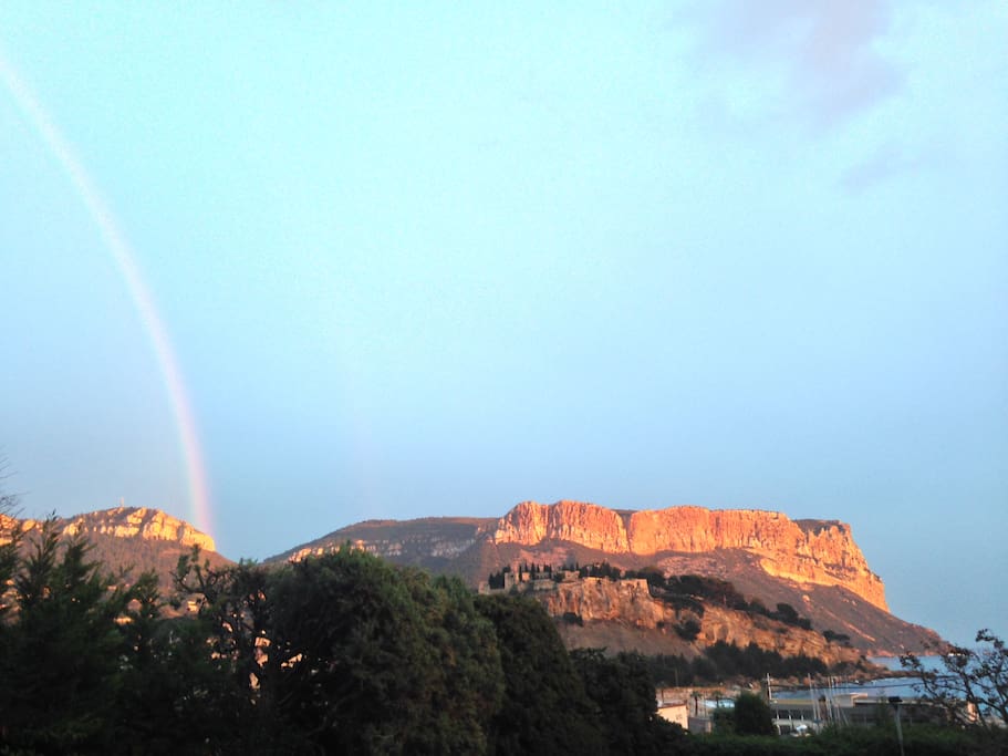 Peut-être aurez vous la joie de contempler un arc en ciel sur le coucher de soleil... depuis la terrasse ...